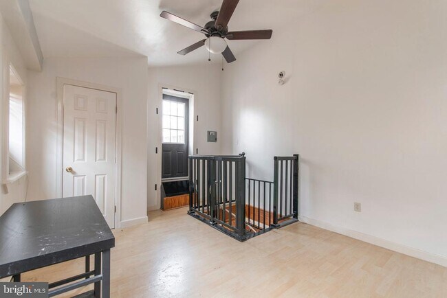 Building Photo - 513 W Girard Ave