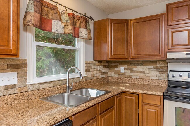 Building Photo - Immaculate updated 2 story 3 bedroom 2.5 bathroom house in the Briarwood area Greensboro