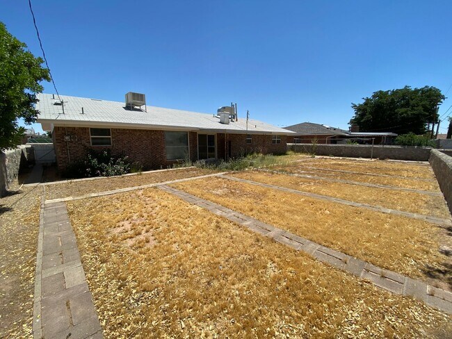 Building Photo - Northeast El Paso 3bed/2bath w/LOTS of liv...