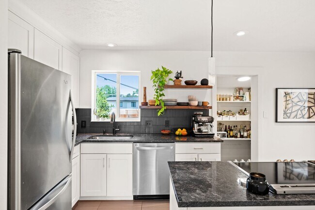 Building Photo - Beautifully Updated Holladay Home!