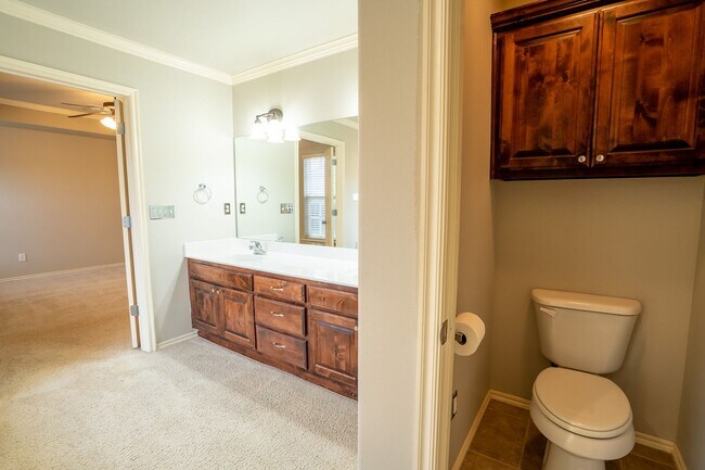 Building Photo - Beautiful 3 bed / 2 bath in New Tulsa!