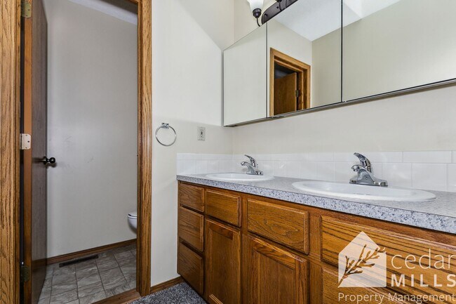 Building Photo - Wonderful Split Level Home in North Wichita