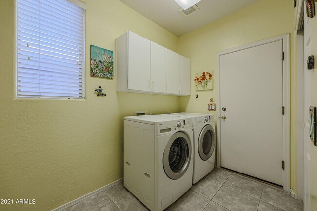 Building Photo - Gorgeous fully upgraded single level 4 bed home with private pool in North Peoria