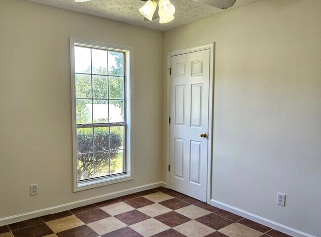 Building Photo - 3172 Creekwood Dr