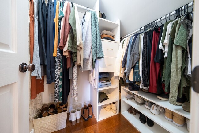 Building Photo - 2626 N Vincent Ave