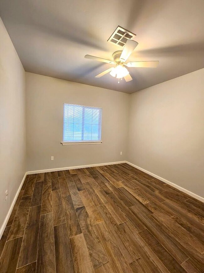 Building Photo - Campbell St Duplex