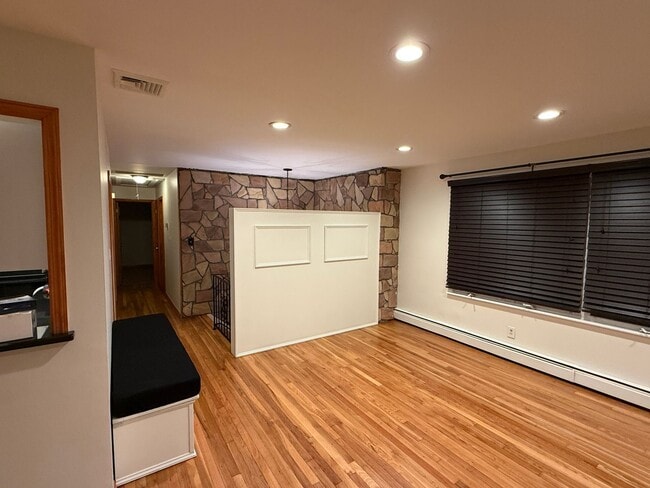 Building Photo - Charming 3BR apartment in East Meadow
