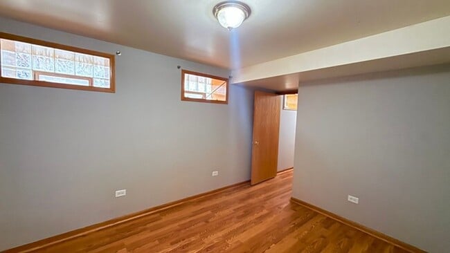 Building Photo - 1086 N Marshfield Ave