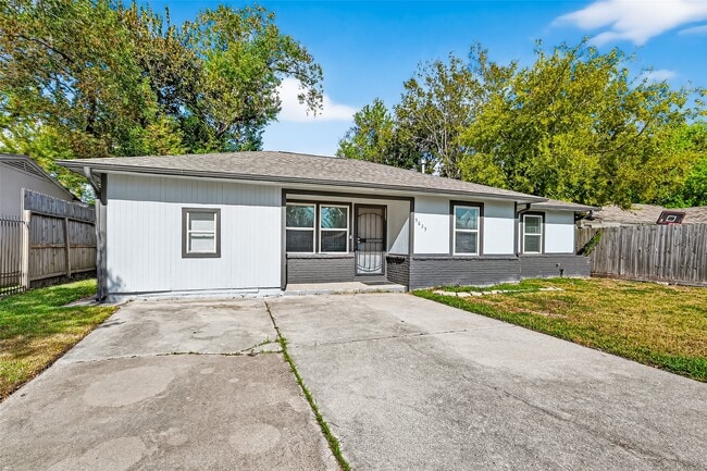 Building Photo - 5635 Belarbor St