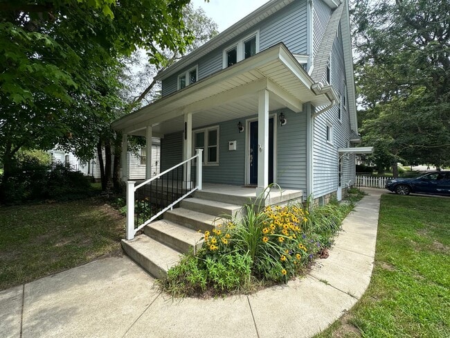 Building Photo - Adorable Three Bedroom Home with Central Air!