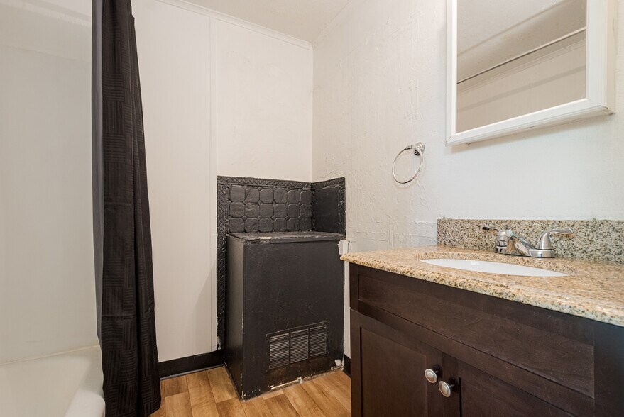 Building Photo - 1004 College Ave