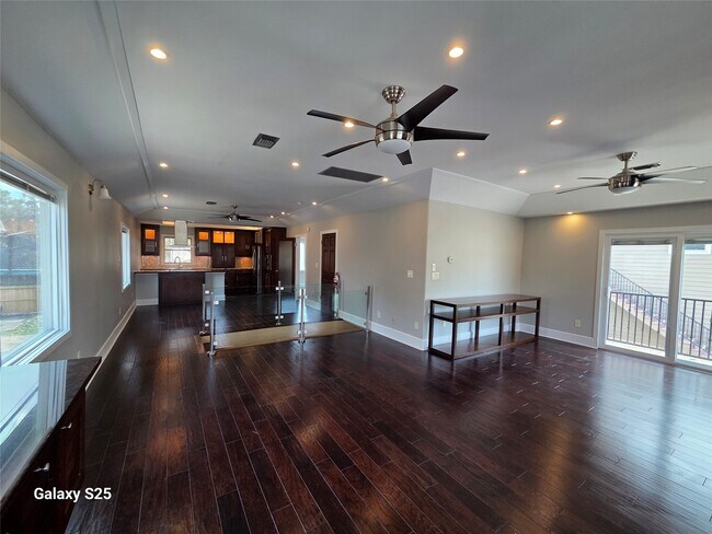 Building Photo - 102 E 5th St