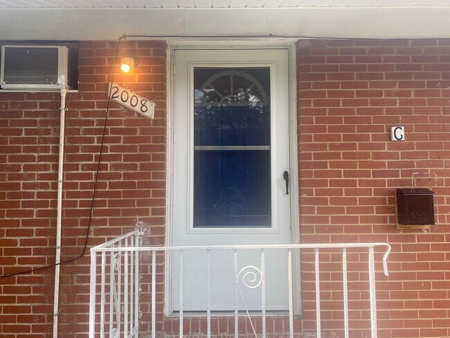 Building Photo - Lovely 1 Bedroom Apartment Near Duke West and Hospital