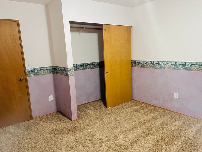 Building Photo - Charming Rambler 3-Bed/2-Bath Available Now!