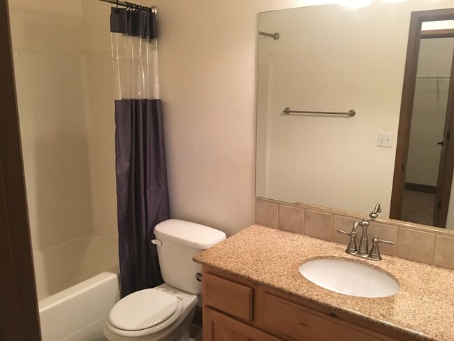 Building Photo - Lake Forest Townhouse