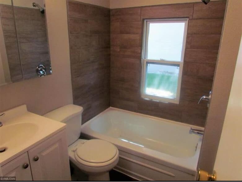 Building Photo - 306 4th Ave NE