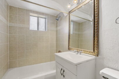 Building Photo - Beautiful Kern Place- 4 bedrooms, 3 baths and Refrigerated AC.