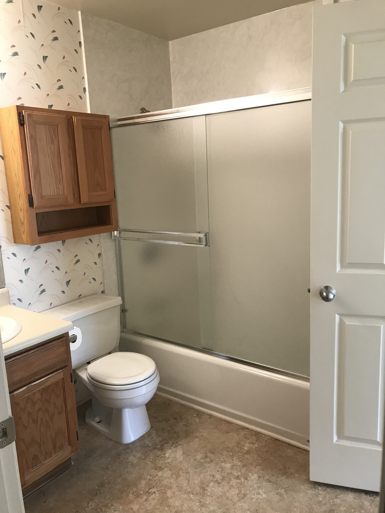 Bathroom with tub shower - 3173 Windcrest Dr NE