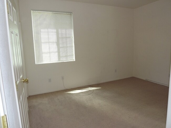 Building Photo - GREAT TOWNHOME LOCATED IN GATED COMMUNITY!!