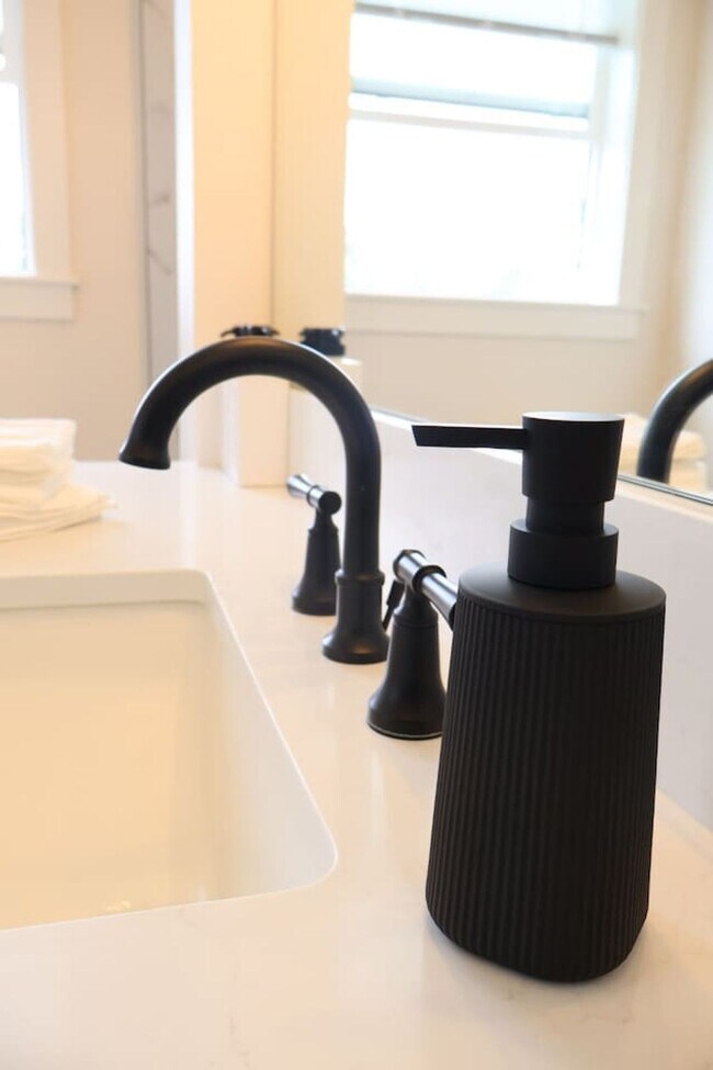 Building Photo - 204 E 35th St