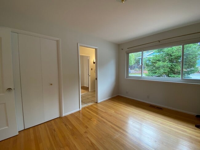 Building Photo - 845 Viewridge Dr