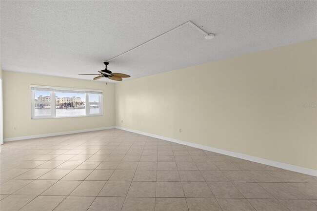 Building Photo - 4775 Cove Cir