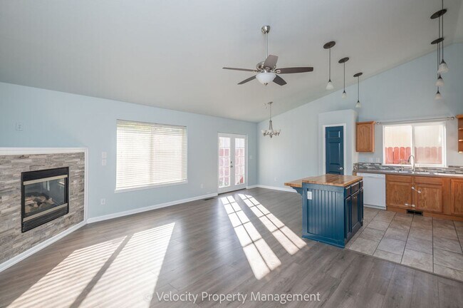 Building Photo - Light & Bright Single Level Home!