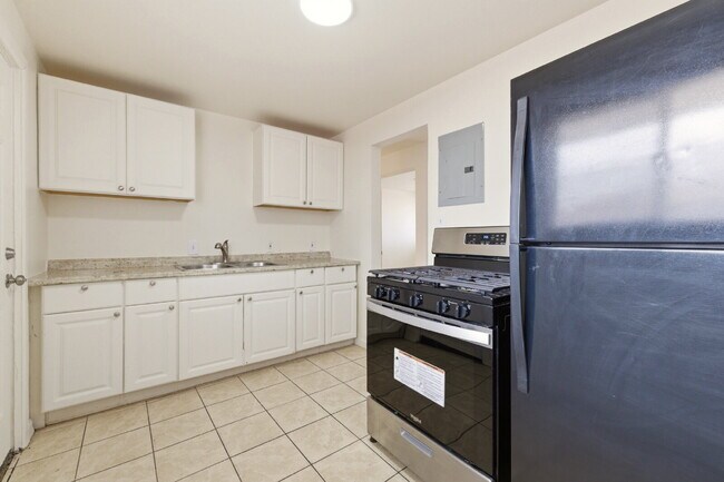 Building Photo - Remodeled 1 Bedroom 1 Bathroom with Easy Access  to Aurora Central and Downtown Denver!