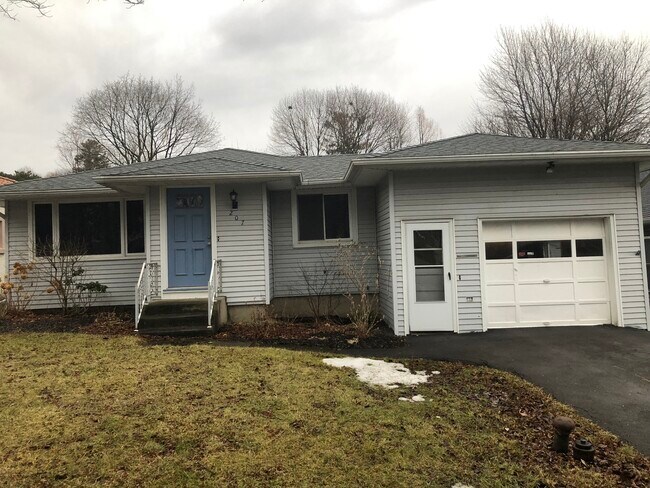 Exterior - 207 Carlton Dr