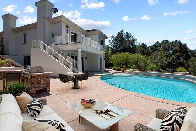 Primary Photo - Lake Sherwood 5+4 Pool Home on the lake