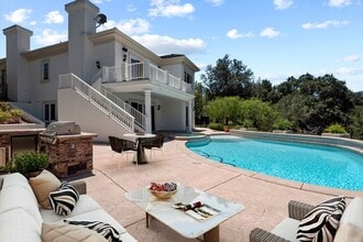 Building Photo - Lake Sherwood 5+4 Pool Home on the lake