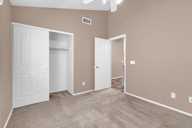 Building Photo - Lovely 3 bed / 2.5 bath Home in the Power ...