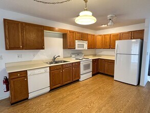Building Photo - 2 bedroom / 2.5 bathroom *UNFURNISHED* con...