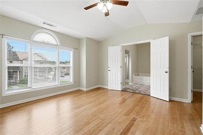 Building Photo - 6199 Thorncrest Dr