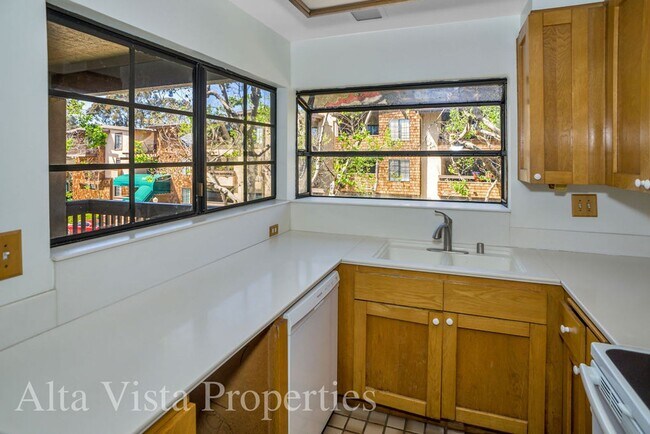 Building Photo - Villa La Jolla Dr 8840-204