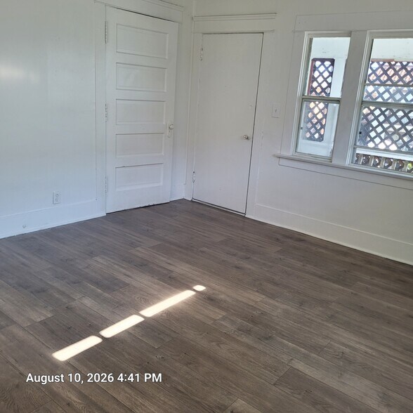 Building Photo - 833 W 42nd Pl