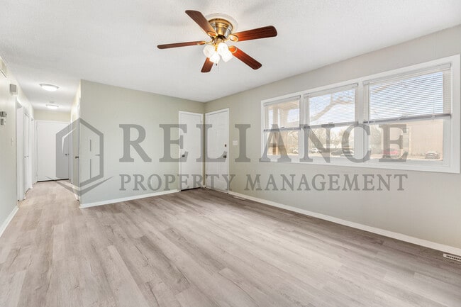 Building Photo - 605 S Kessler St