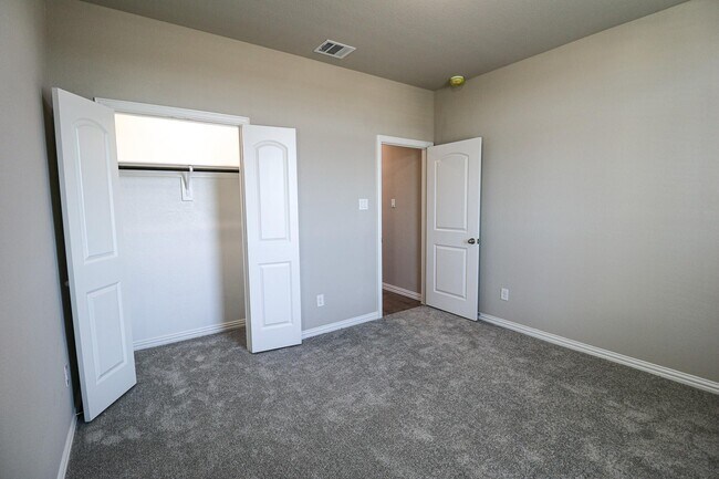 Building Photo - 504 Lakeway Ln