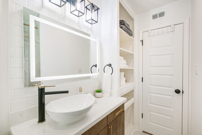 Building Photo - 5021 Libbey Dr