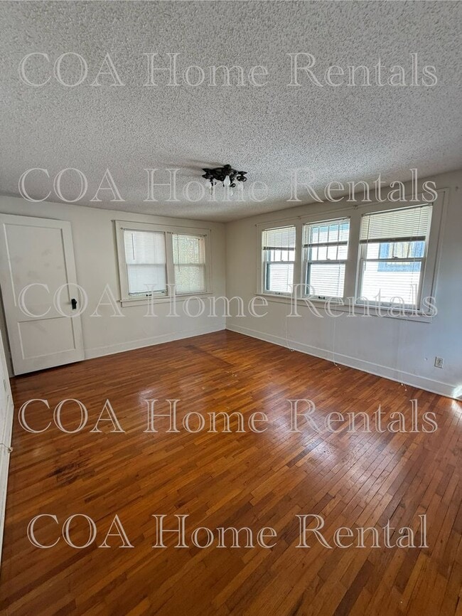Building Photo - College Hill Duplex
