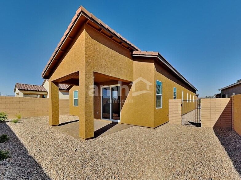 Building Photo - 870 English Primrose St