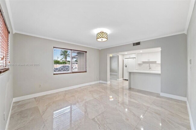 Building Photo - 810 E 9th Pl