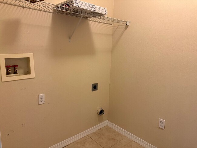 Building Photo - Great Condo in the NW