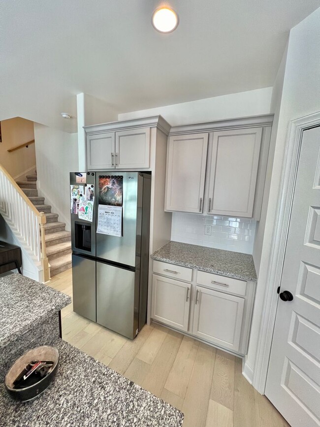 Building Photo - 3 Bed, 2.5 Bath Townhome w/ 1 Car Garage