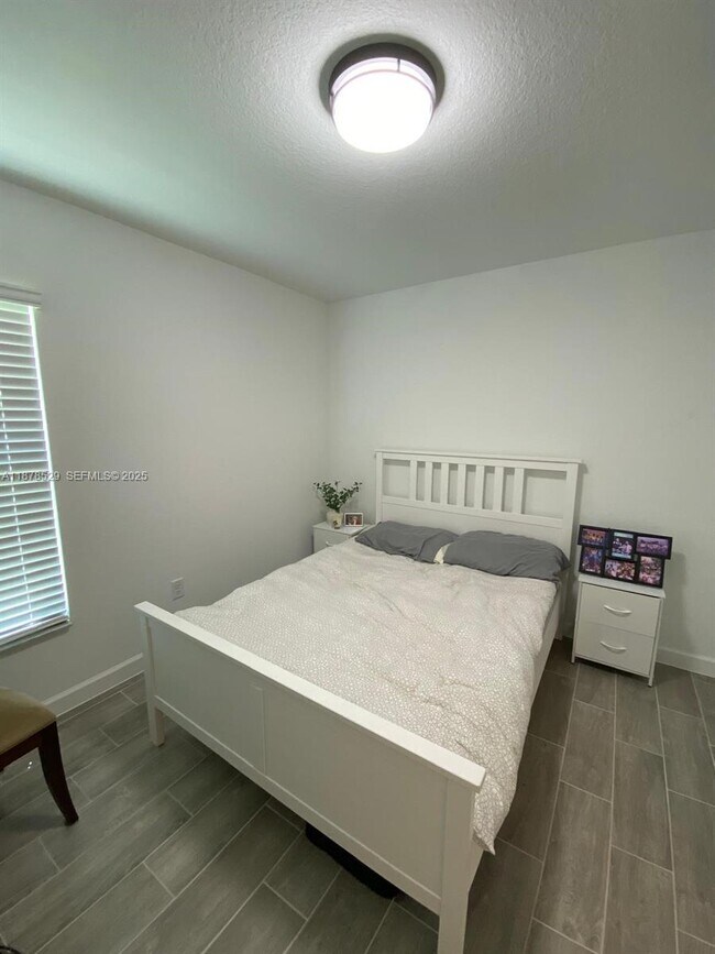 Building Photo - 11060 Middle Strm Dr