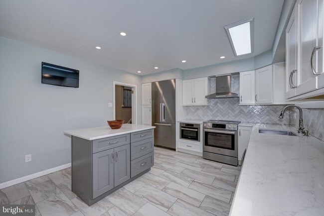 Building Photo - 1717 Country Club Dr