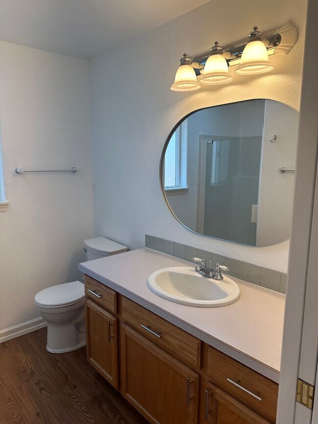 Building Photo - Beautiful 3 bedroom 2 bathroom house in a ...