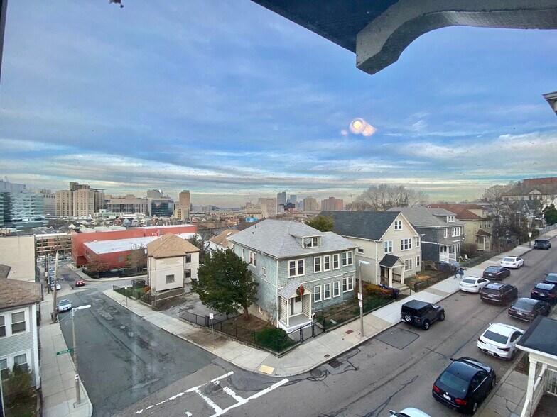 Building Photo - 180 Hillside St