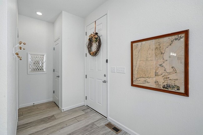 Building Photo - Spacious 3BR/3BA Townhome-Available NOW!
