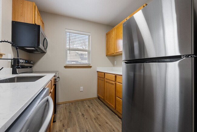 Building Photo - Spacious 2-Bedroom/1.5 bathroom in SE Portland